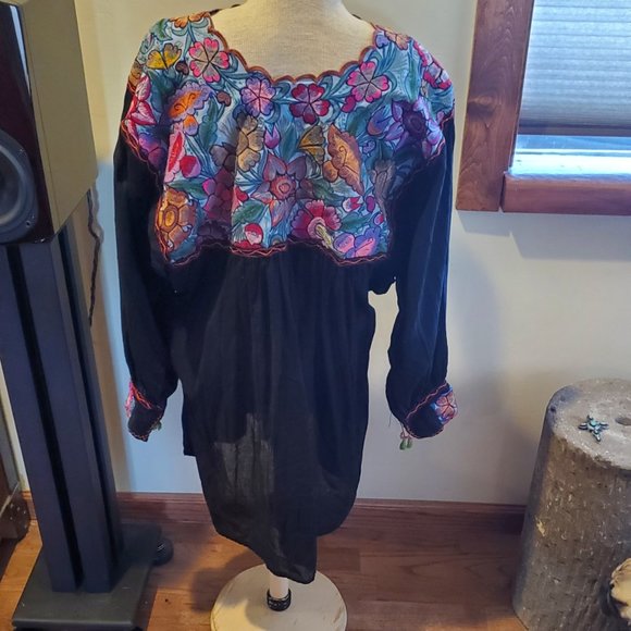 Vintage Mexican embroidered peasant tunic - Picture 5 of 7